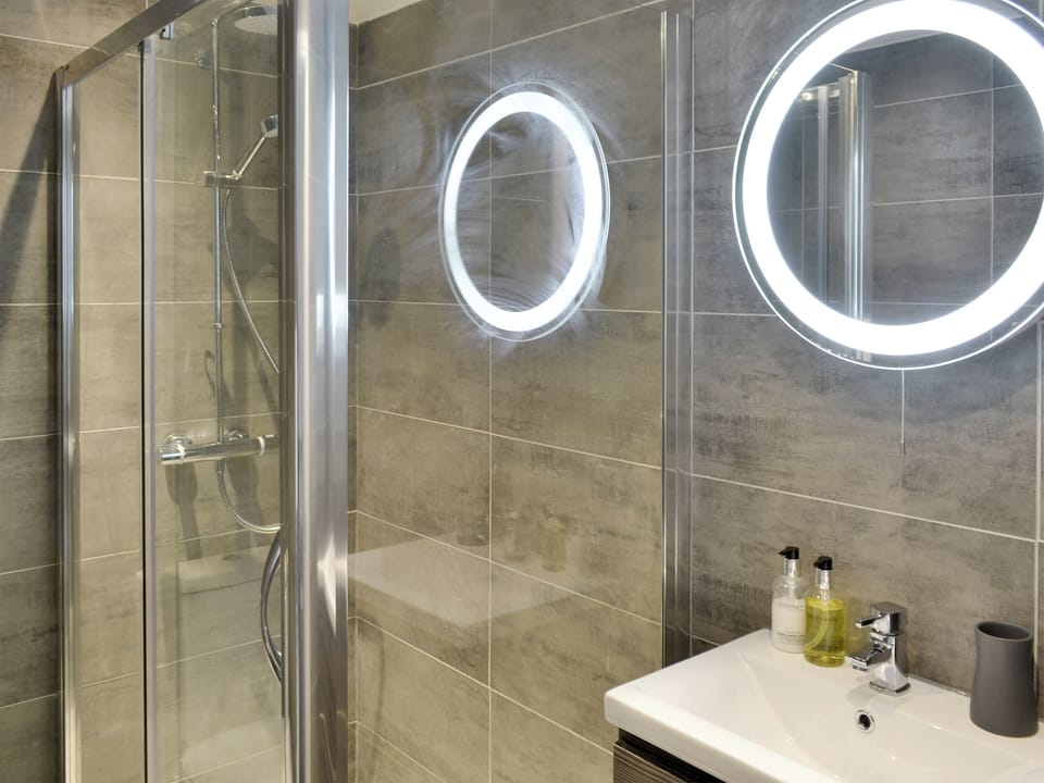 Modern shower room with toilet | Elliott Terrace - Room Apartment 2 - Elliot Terrace, Plymouth