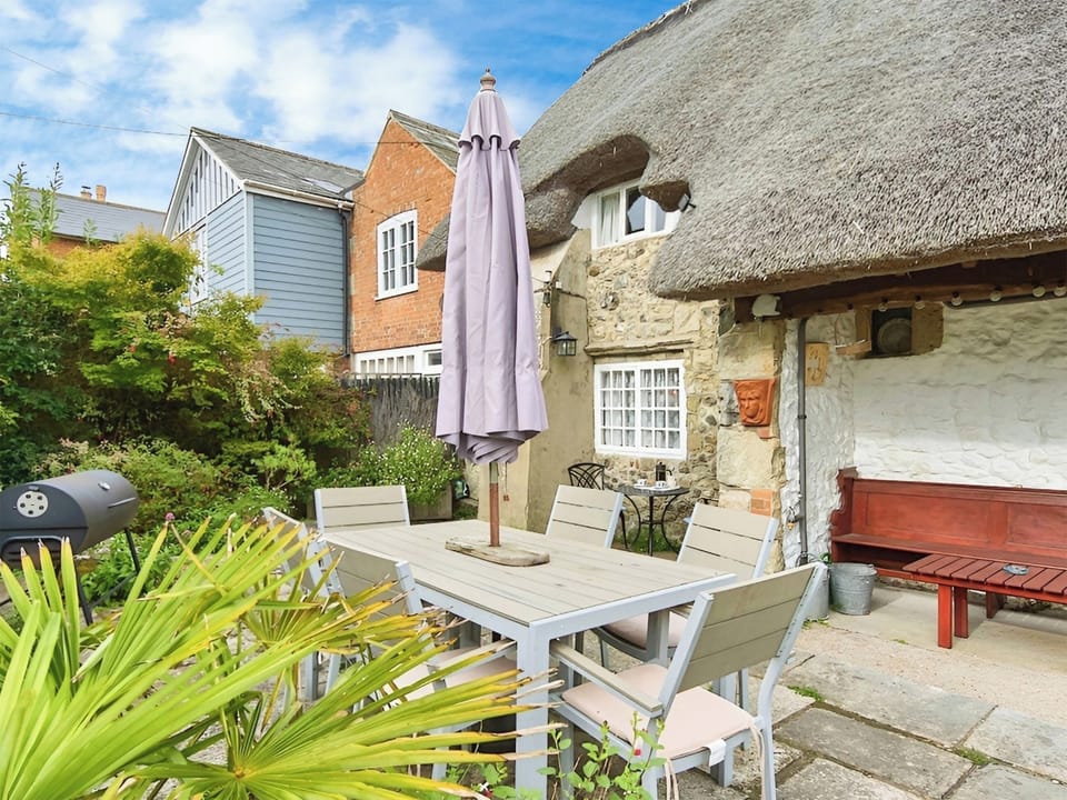 Sitting-out-area | Ye Olde Cottage, Niton, near Ventnor