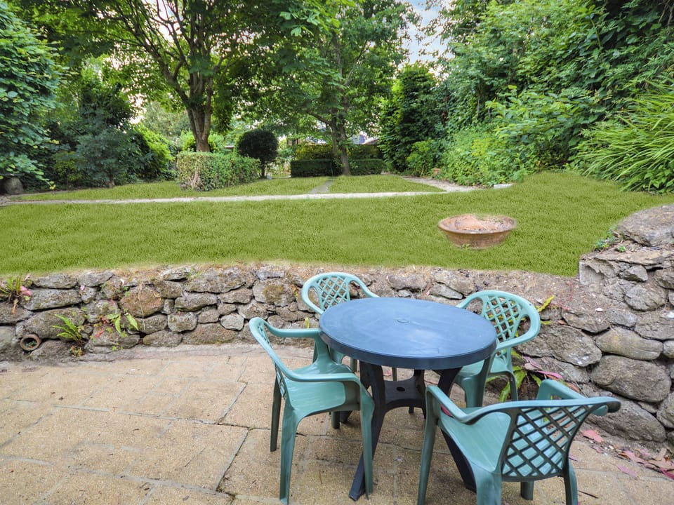 Sitting-out-area | Lavender Cottage, Arreton