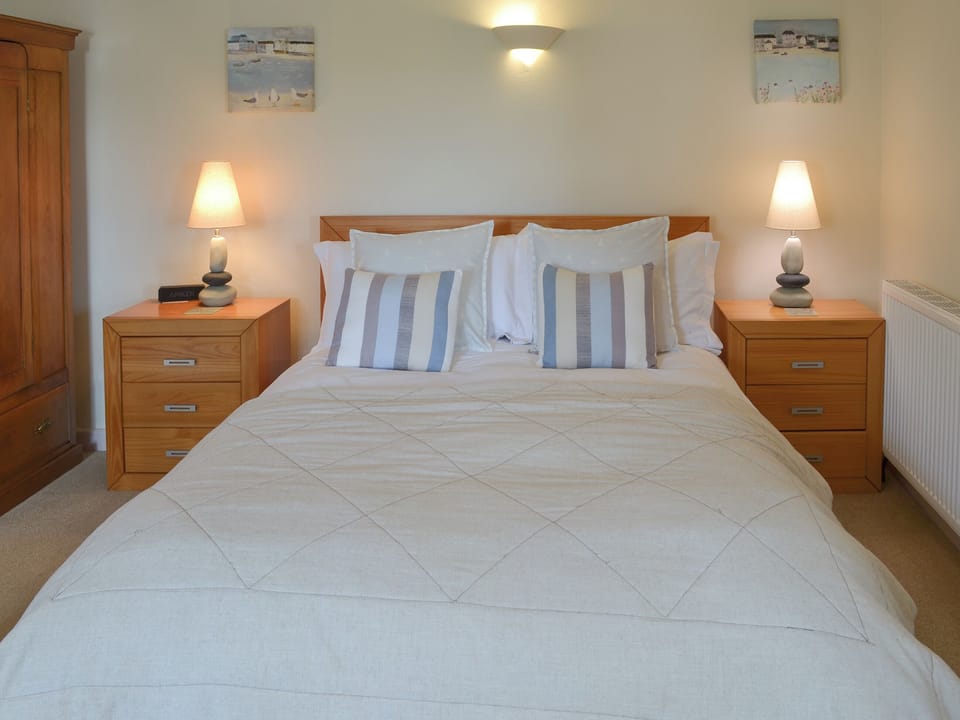 Double bedroom with en-suite | The Barn - Talehay Cottages, Pelynt, near Looe