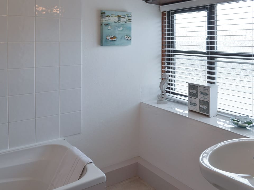 En-suite bathroom | The Barn - Talehay Cottages, Pelynt, near Looe