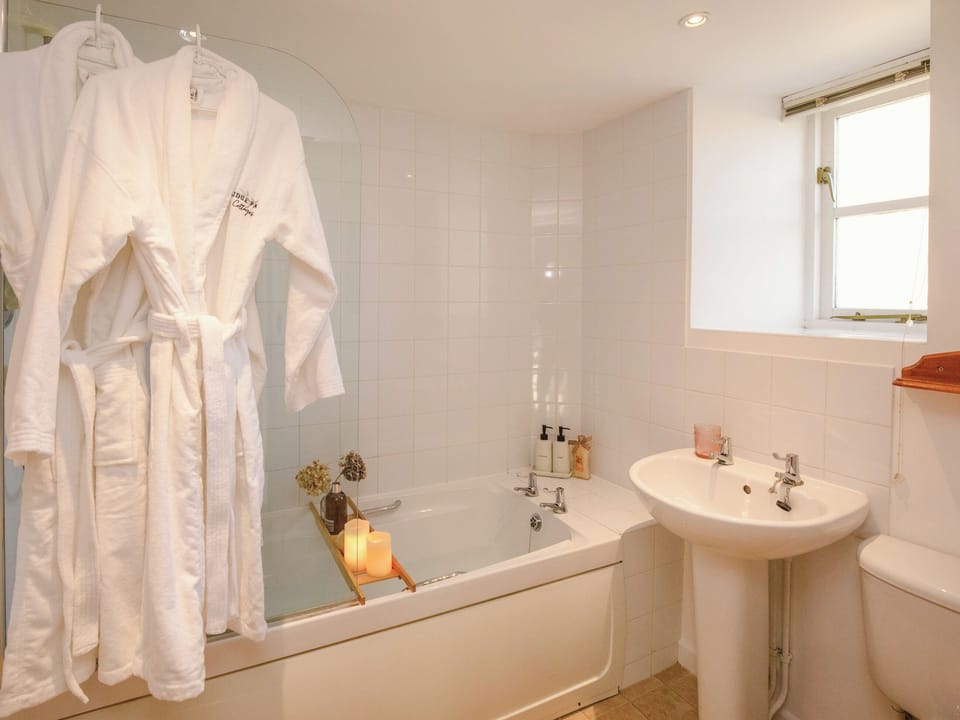 Bathroom | Hayloft Cottage - Rudge Farm Cottages, Chilcombe, near Bridport