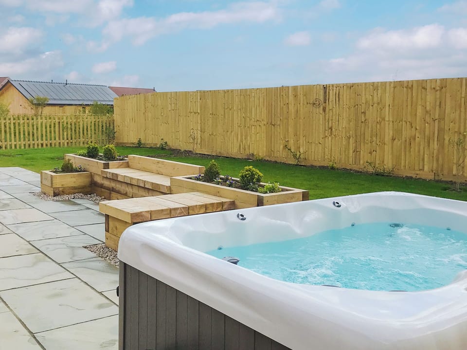 Hot tub | Dragonfly Cottage - Ashlin Farm Barns, Dunholme, near Lincoln