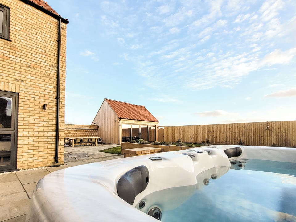 Hot tub and garden room | Rowan House - Ashlin Farm Barns, Dunholme, near Lincoln