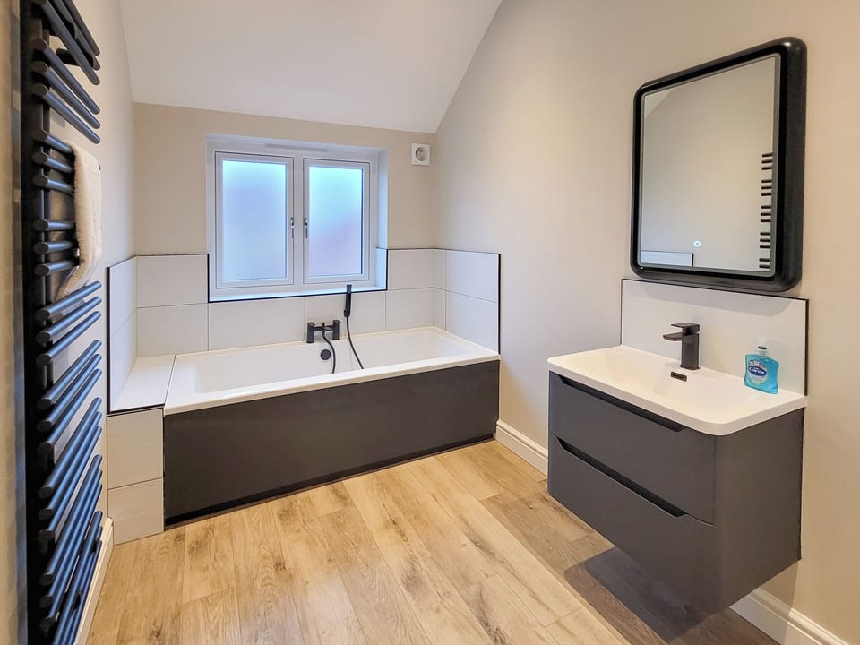 Bathroom | Walnut House - Ashlin Farm Barns, Dunholme, near Lincoln