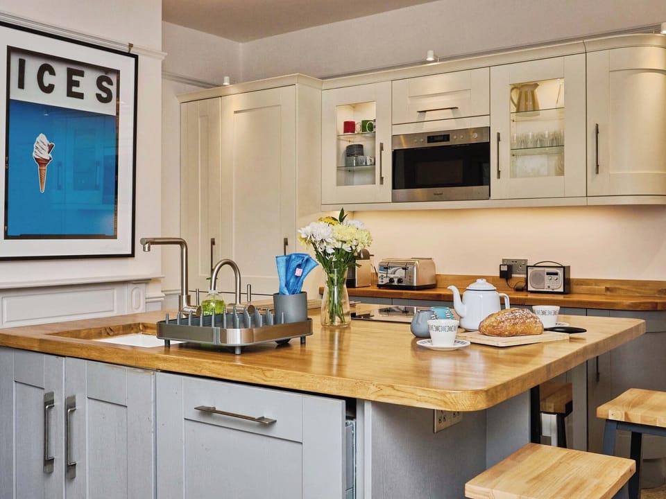 Kitchen | Seabreeze Cottage, Cowes