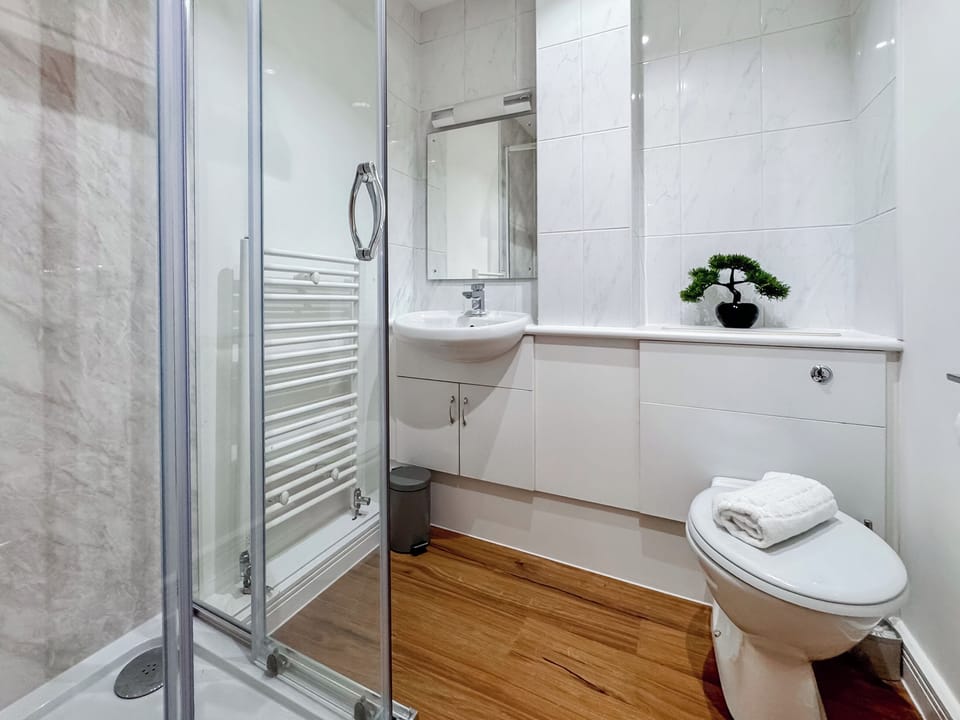 Bathroom | Swan Apartments 2B, Newcastle Upon Tyne