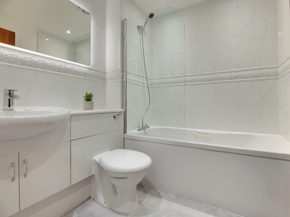 Bathroom | Swan Apartments 1A, Newcastle Upon Tyne