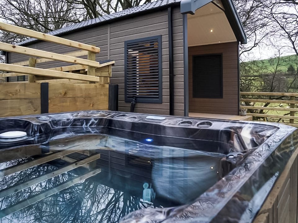 Hot tub | Hillside Lodge - Cae Llwyn, Rhayader and the Elan Valley