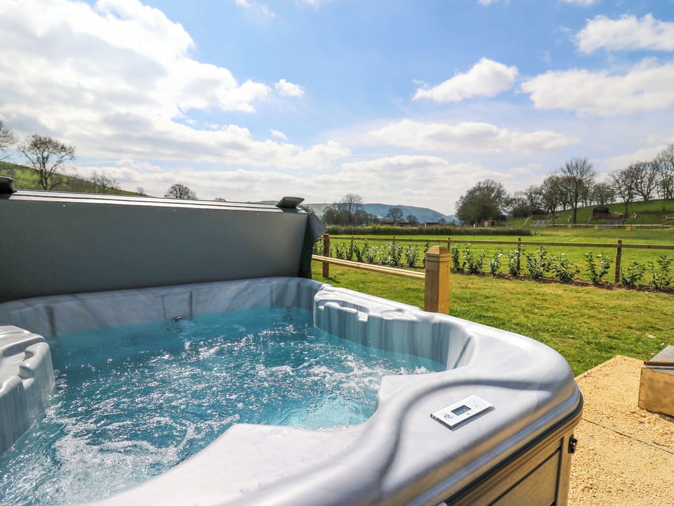 Hot tub | Otter - Cae Llwyn, Nantmel, Rhayader