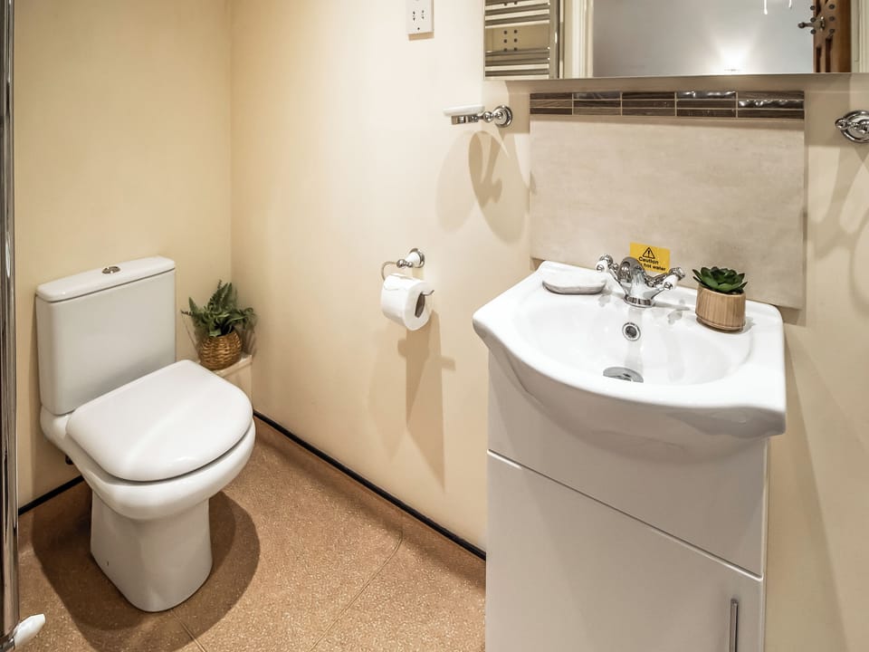 Bathroom | Caban Nant Ddu - Cae Llwyn, Rhayader and the Elan Valley