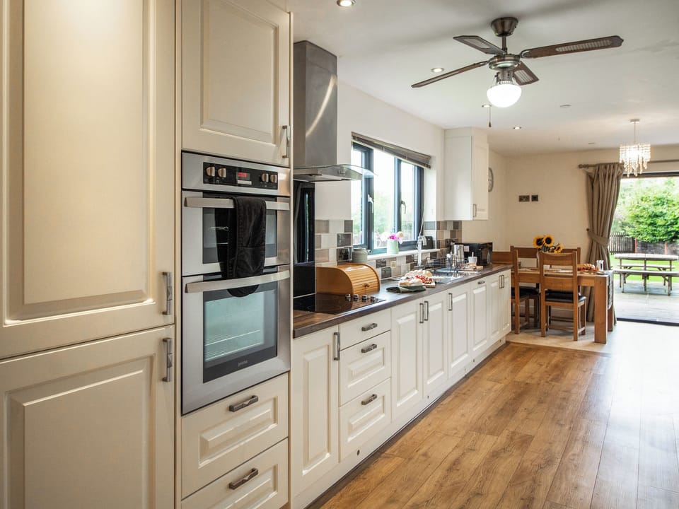 Kitchen | Caban Nant Ddu - Cae Llwyn, Rhayader and the Elan Valley