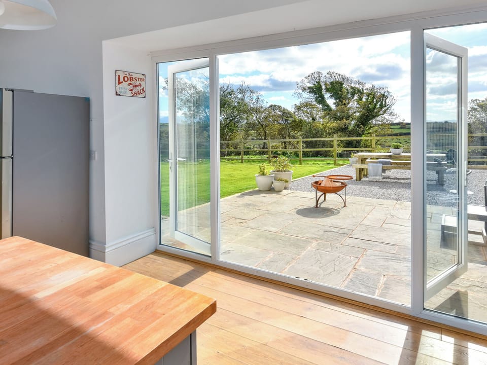 Kitchen/diner | Ridge Farmhouse, Llanerchymedd