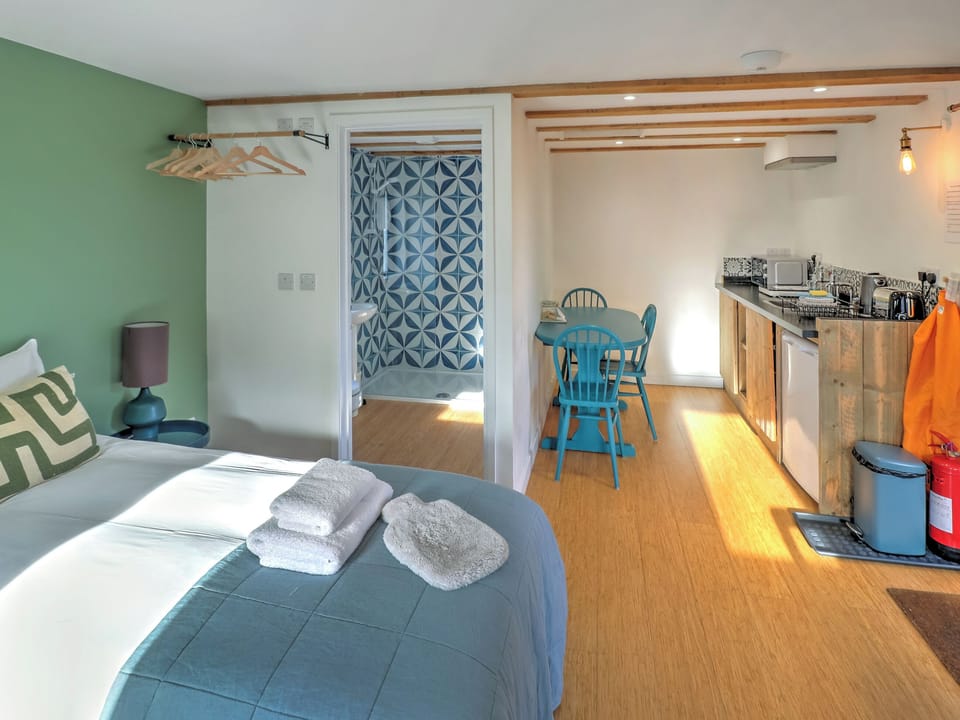 Open plan living space | Staddlestone Barn - Gambledown Farm, Romsey