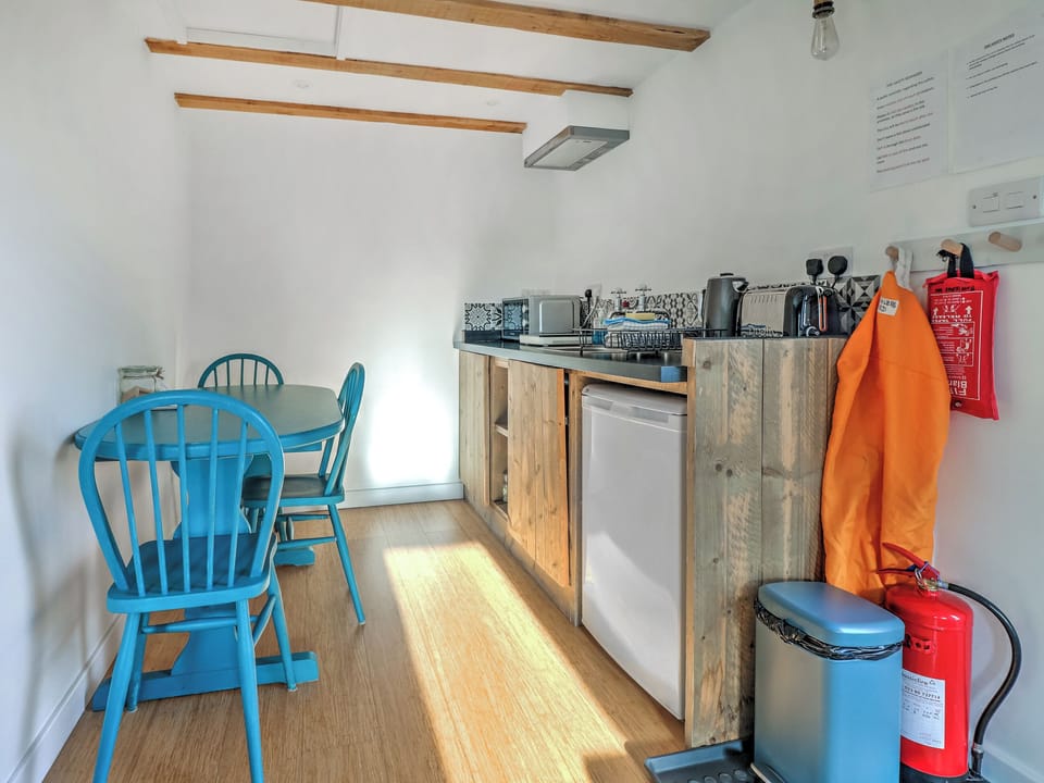 Kitchen/diner | Staddlestone Barn - Gambledown Farm, Romsey