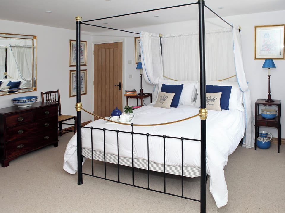 Four poster bed in master bedroom | Ryeworth Cottage - Kingham Cottages, Kingham, near Chipping Norton