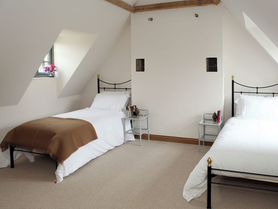 Relaxing additional twin bedroom | Ryeworth Cottage - Kingham Cottages, Kingham, near Chipping Norton