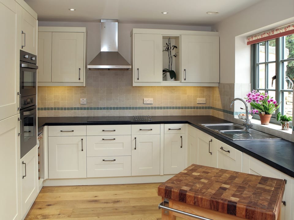 Well-equipped fitted kitchen | Kites Gate Cottage - Kingham Cottages, Kingham, near Chipping Norton