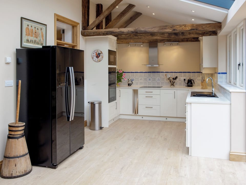 Well-equipped fitted kitchen | Berry Pen Cottage - Kingham Cottages, Kingham, near Chipping Norton