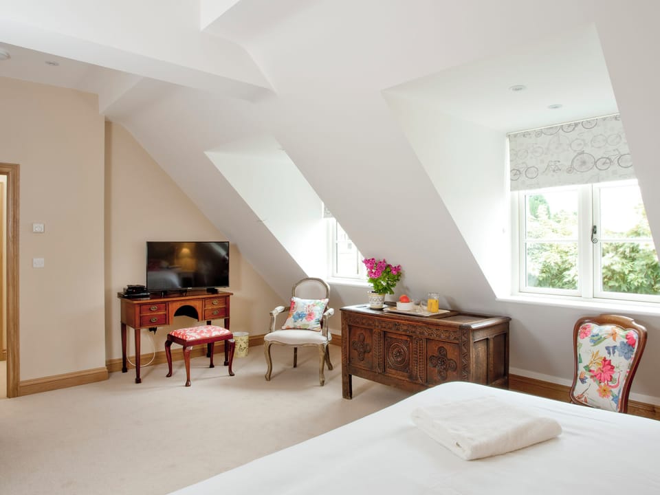 Dressing area of master bedroom | Berry Pen Cottage - Kingham Cottages, Kingham, near Chipping Norton