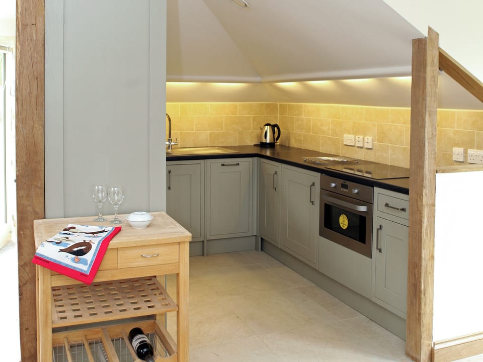 Fully-appointed fitted kitchen | The Loft - Kingham Cottages, Kingham, near Chipping Norton