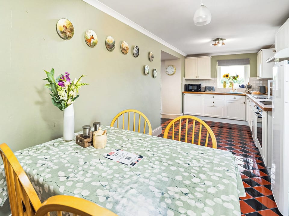 Kitchen/diner | Hawton - Tanylan Farm Cottages, Kidwelly