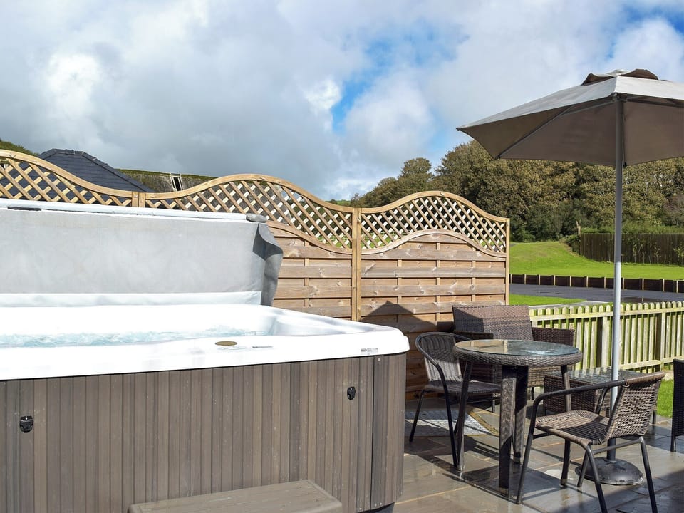 Ideal hot tub | Ty Llo - Tanylan Farm Cottages, Kidwelly