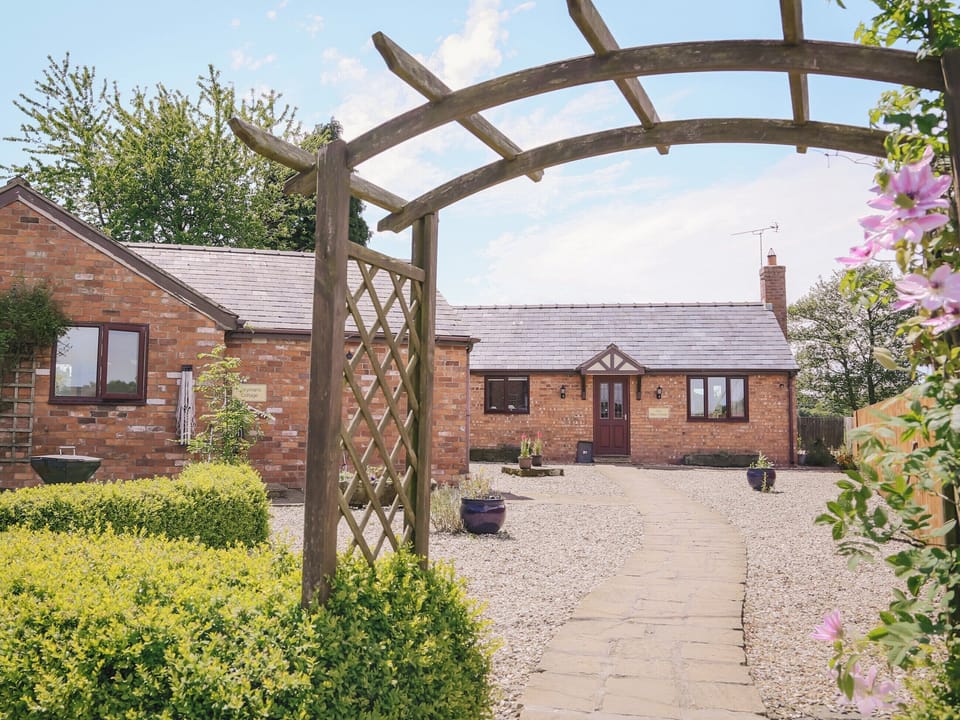 Pathway to the cottage | Miller&rsquo;s House - Millmoor Farm, Bickley, near Malpas