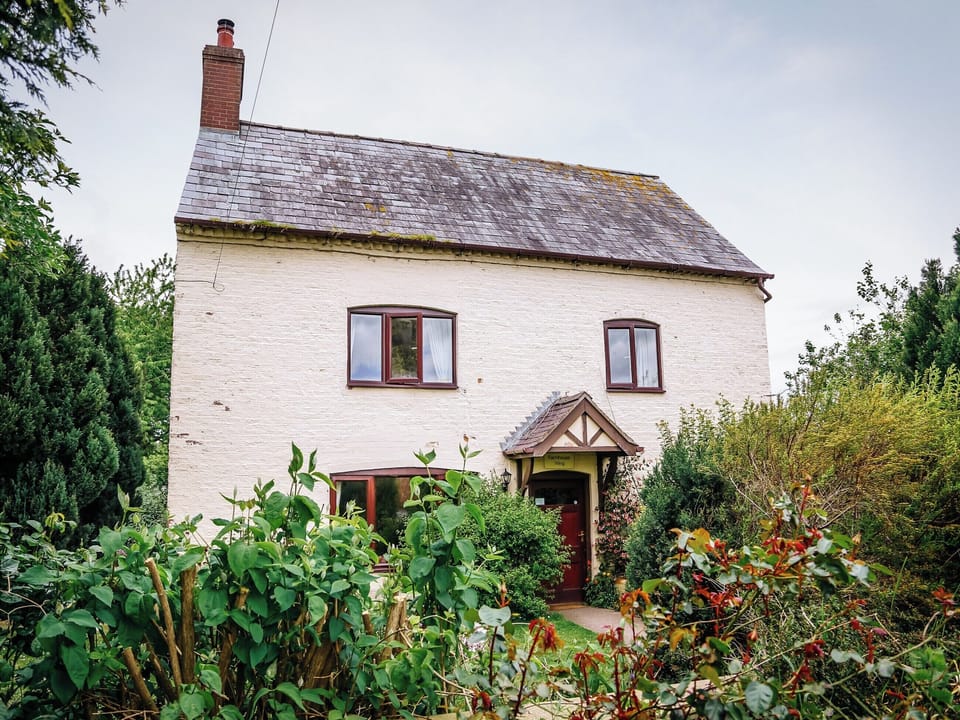 Lovely farmhouse cottage in mature garden | Farmhouse Wing - Millmoor Farm, Bickley, near Malpas 