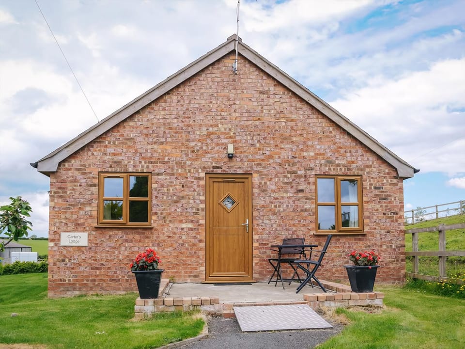 Intimate cottage with sitting out area in garden | Carter&rsquo;s Lodge - Millmoor Farm, Bickley, near Malpas