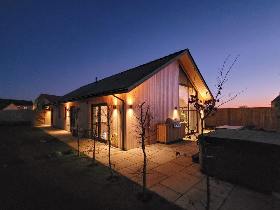 Hot tub and night view | Marsh Marigold Cottage - Ashlin Farm Barns, Dunholme, near Lincoln