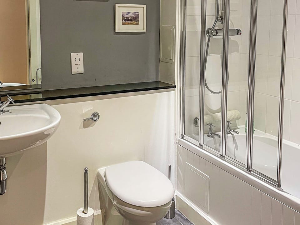 Bathroom | Raven Wing 11 - Kintail Apartment - Highland Club, Fort Augustus