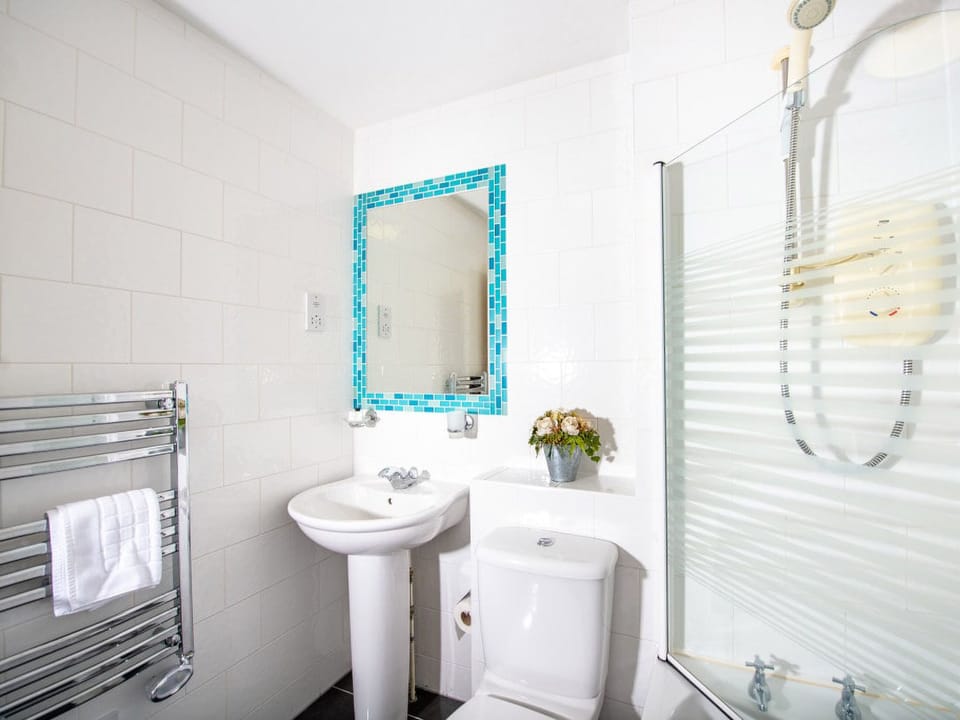 Bathroom | Applewood Cottage - Silverglades Holiday Homes, Aviemore
