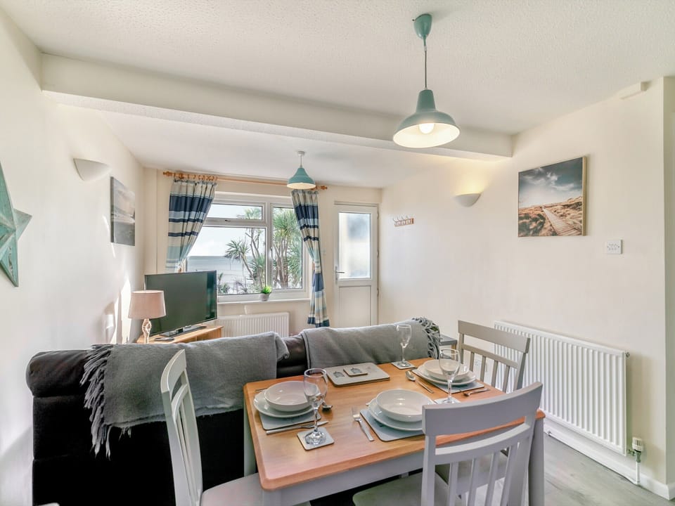 Open plan living space | 3 Mount Brioni - Mount Brioni Holiday Apartments, Torpoint