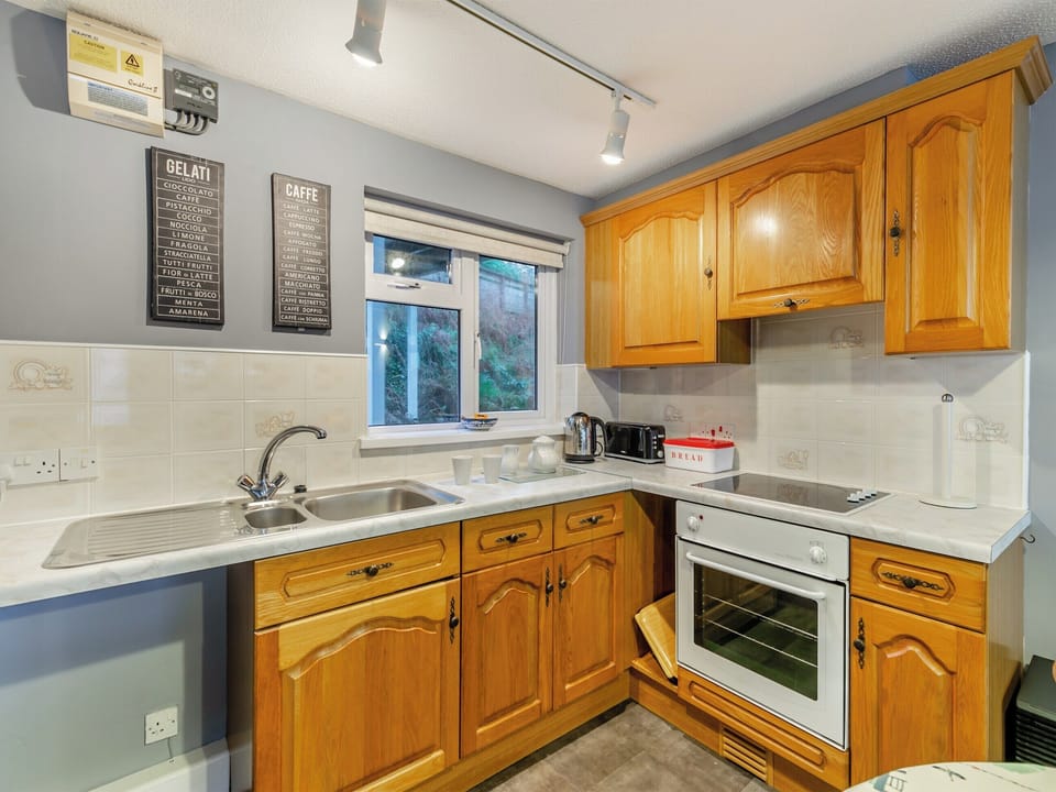 Kitchen | 7 Mount Brioni - Mount Brioni Holiday Apartments, Torpoint