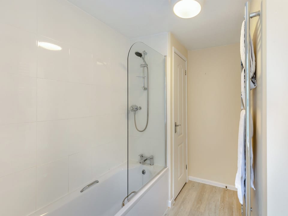 Bathroom | 4 Mount Brioni - Mount Brioni Holiday Apartments, Torpoint