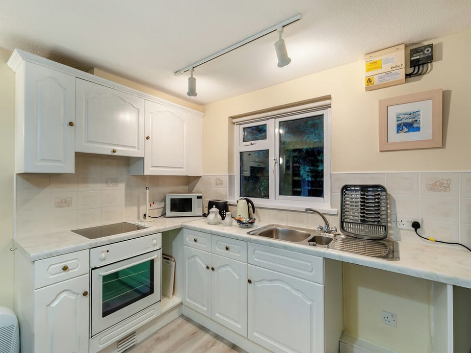 Kitchen | 8 Mount Brioni - Mount Brioni Holiday Apartments, Torpoint