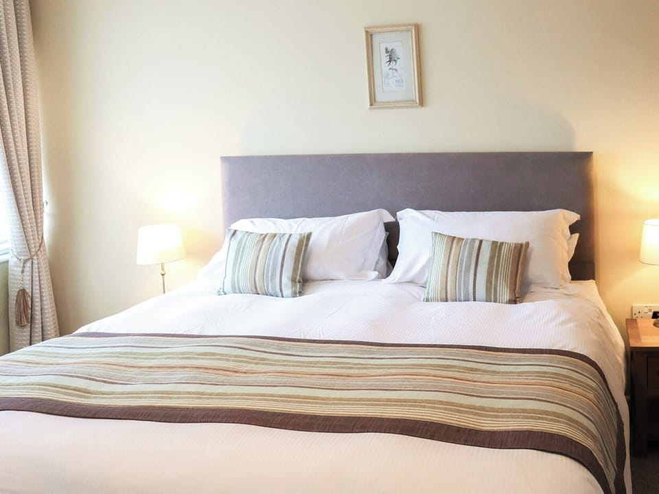 Super King Double bedroom | The Hen House - Portclew Cottages, Freshwater East near Pembroke
