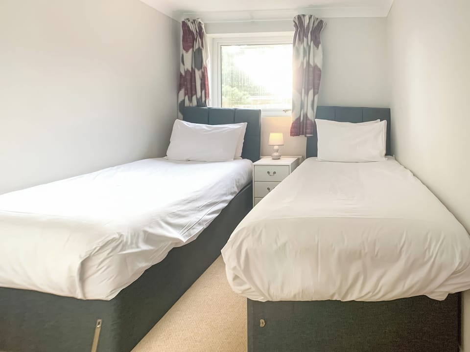 Twin bedroom | Sandbanks8, Sandbanks