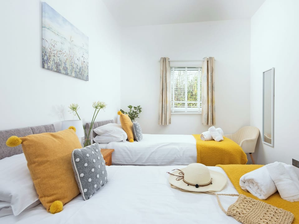 Twin bedroom | Apple Lodge - Little Dunley Cottages, Bovey Tracey