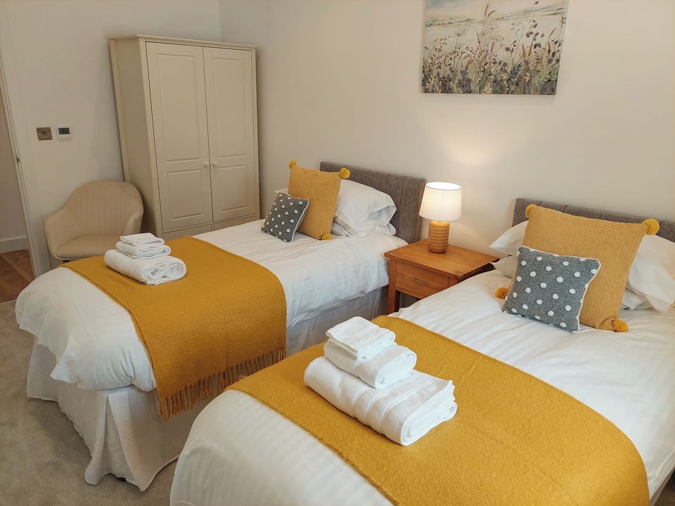 Twin bedroom | Apple Lodge - Little Dunley Cottages, Bovey Tracey