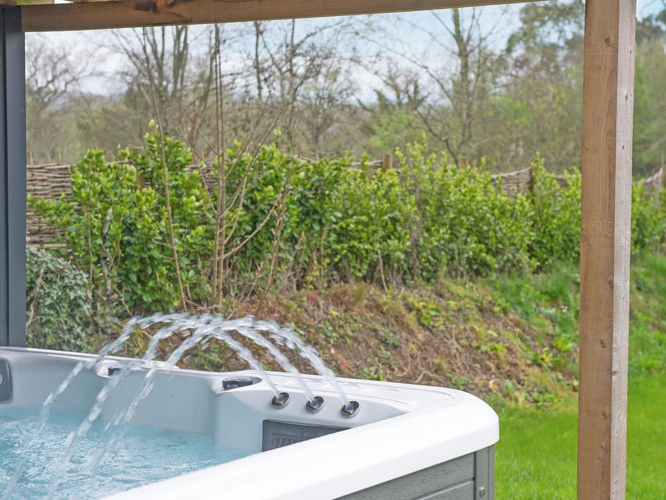 Hot tub | Apple Lodge - Little Dunley Cottages, Bovey Tracey
