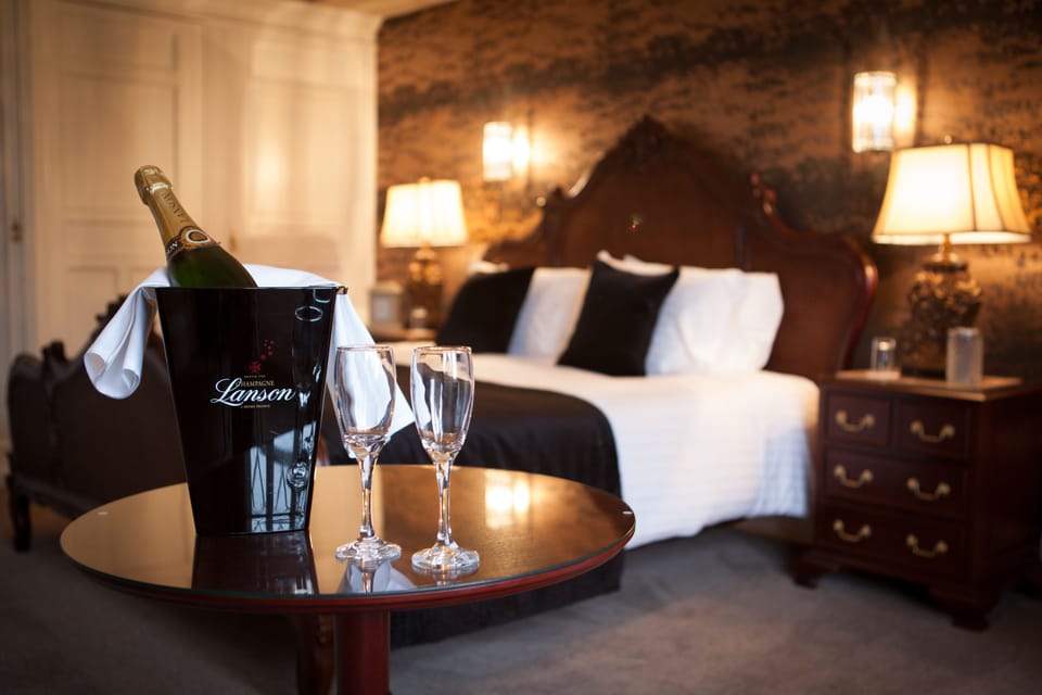Junior Suite | In-room safe, desk, iron/ironing board, WiFi