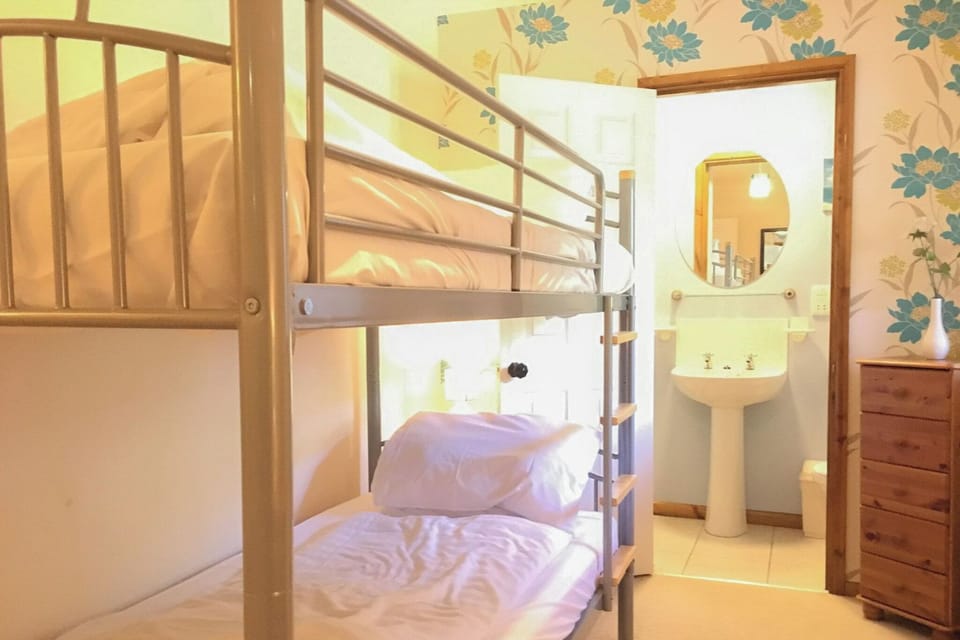 Bunk bedroom | Fistral Cottage - Carnebo Holiday Barns, Perranporth