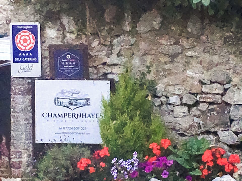 Garden and grounds | Swallow, Blackbird - Champernhayes, Wooton Fitzpaine, near Charmouth