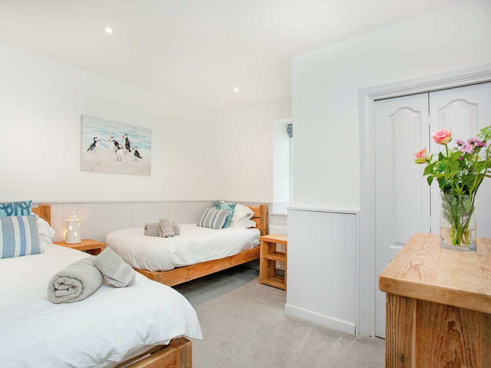 Twin bedroom | Crabby Cove - Sunnybeach Holiday Apartments, Paignton