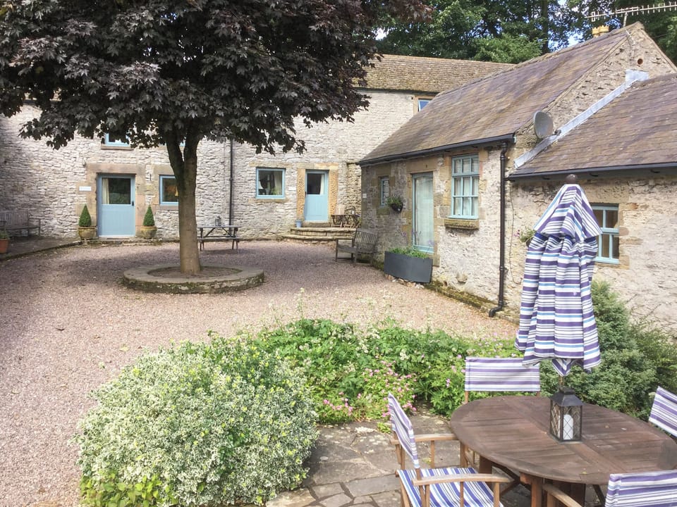 Shared facilities &ndash; patio areas with outdoor furniture | Over Haddon, near Bakewell