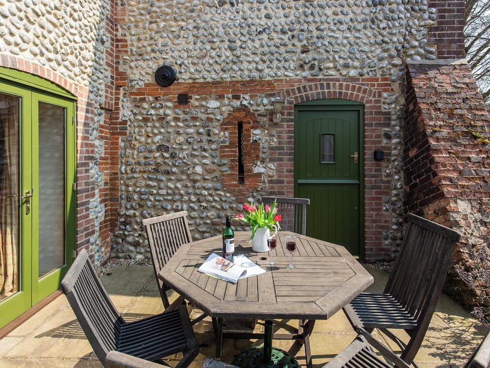 Sitting-out-area | Chaff House, Bodham, near Sheringham