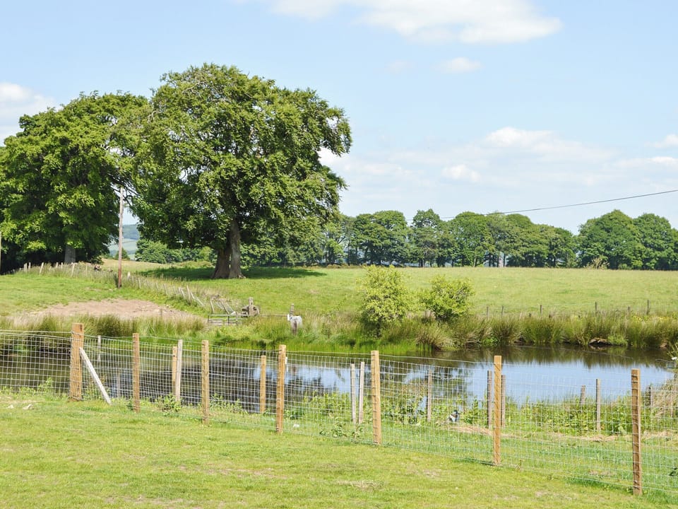 Garden and grounds | The Farmhouse - Williamscraig Holiday Cottages, Linlithgow