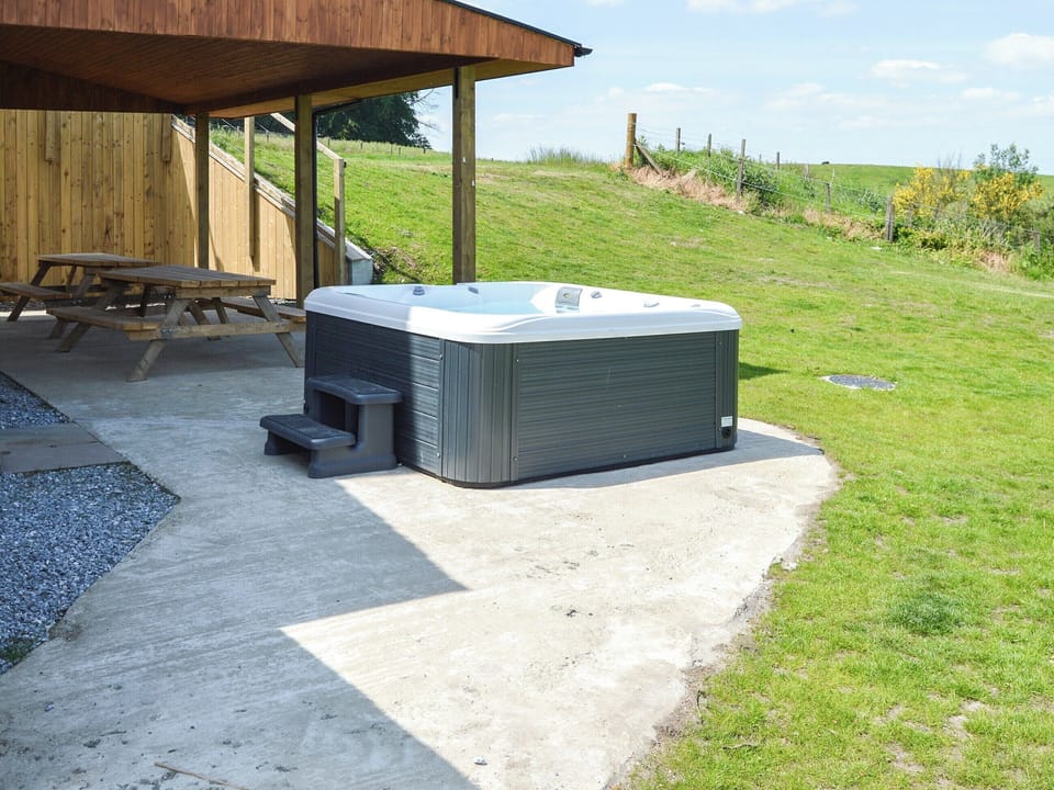 Hot tub | The Farmhouse - Williamscraig Holiday Cottages, Linlithgow